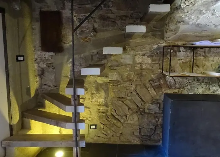 Host4u - Papa Gigi's House, Beautiful Into Ancient Stone